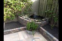 Vijver en verhoogde borders van gebakken stenen