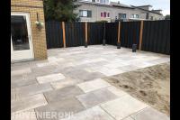 Achtertuin bestraten met keramische tegels