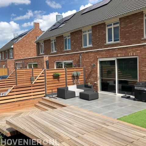 Houten vlonder met hoogteverschil en trap naar terras