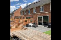 Houten vlonder met hoogteverschil en trap naar terras