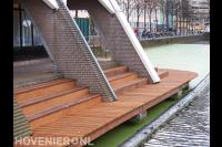 Trap naar houten vlonder boven het water