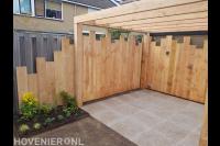 Houten overkapping met bestrating van lichte grote tegels