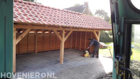 Bestrating onder houten kapschuur