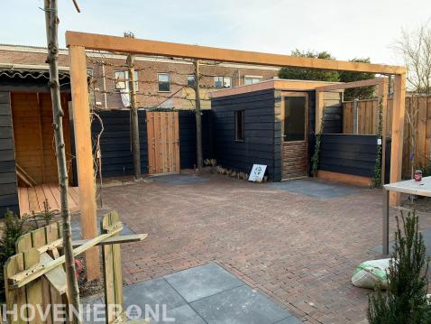 Aanleggen achtertuin met bestrating, tuinpoort en houten pergola