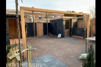 Aanleggen achtertuin met bestrating, tuinpoort en houten pergola