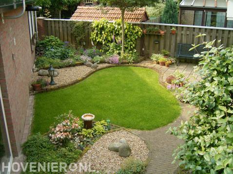 Kleine tuin met gazon en borders met grind