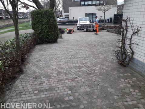 Oprit bestraten met koppelstenen