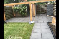 Tuinaanleg met bestrating, graszoden en houten pergola