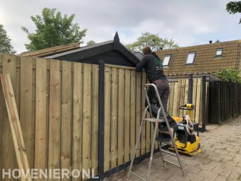 Hout beton schutting plaatsen