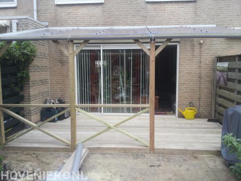 Houten vlonder en terrasoverkapping met plexiglas dak