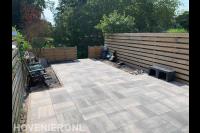 Achtertuin bestraten met keramische tegels