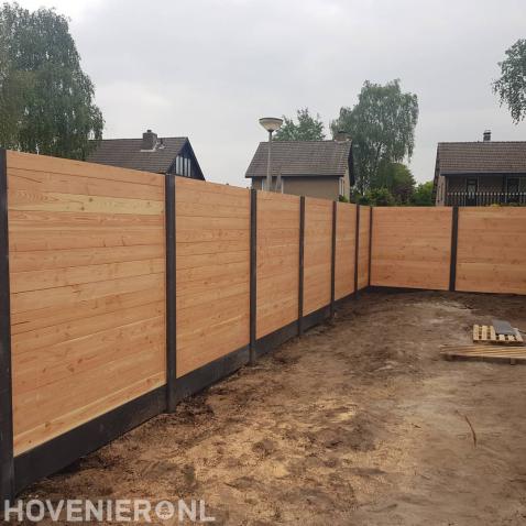 Hout beton schutting plaatsen