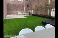Grote achtertuin met kunstgras