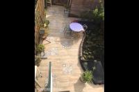 Tuinaanleg met sierbestrating, vijver en border met nieuwe beplanting