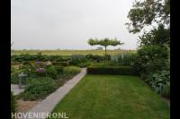 Groene landelijke tuin met kleurrijke beplanting 1