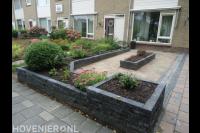 Onderhoudsarme voortuin met bestrating en verhoogde plantenbakken
