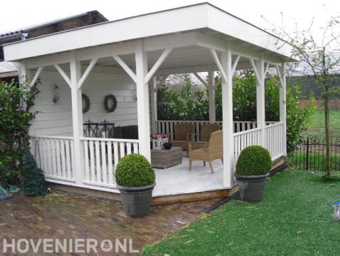 Houten veranda met tuinmeubels