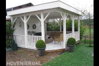 Houten veranda met tuinmeubels