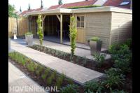 Houten schuur met overkapping