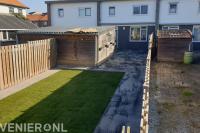 Achtertuin aanleggen met bestrating en gazon van graszoden