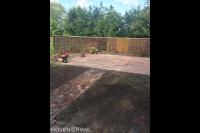 Schutting van wilgentenen rondom terras van siertegels