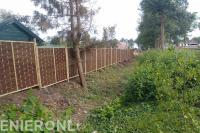 Schutting met schermen van wilgentenen plaatsen