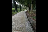 Weg bestraten met betonklinkers