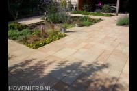 Straatwerk van siertegels in wildverband