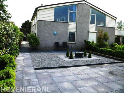 Strakke tuin met waterornament