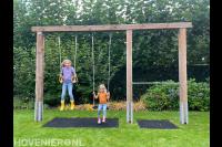 douglas schommel met duikelrek in een kindvriendelijke tuin