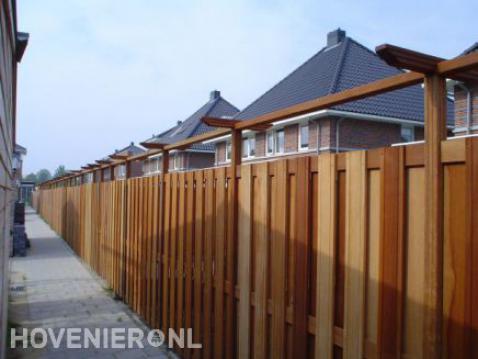 Hardhouten schutting met pergola