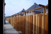 Hardhouten schutting met pergola
