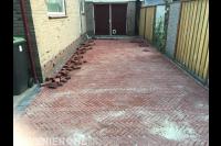 Oprit bestraten met rode klinkers in waalformaat