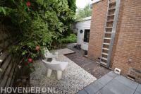 Grind en bestrating van klinkers in patiotuin