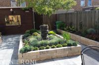 Verhoogde border met waterornament