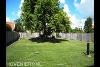 Nieuw gazon van graszoden sproeien