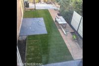 Tuinaanleg met bestrating, graszoden en houten vlonder