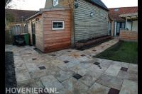 Bestrating van natuursteen tegels