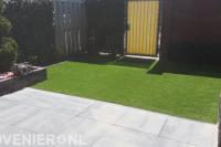 Onderhoudsarme tuin met siertegels en kunstgras