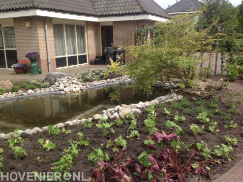 Tuin met vijver, beplanting en bestrating van natuurlijke stenen 1