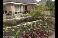 Tuin met vijver, beplanting en bestrating van natuurlijke stenen 1