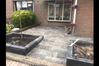 Voortuin aanleggen met bestrating en plantenbakken 1