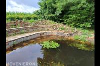 Losgestapelde muur zitplaatsen aan het water,hergebruik materialen