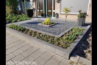 Onderhoudsarme voortuin met bestrating, split en plantenbak