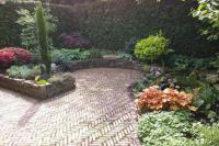 Verhoogde borders van oude stenen met kleurrijke beplanting