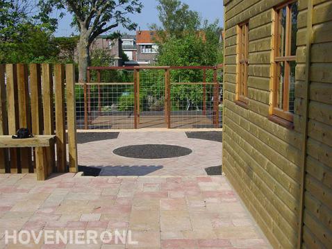 Tuinaanleg met bestrating, vlonder, pergola en schermen van betongaas