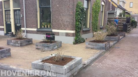 Voortuin met bestrating in waalformaat en plantenbakken