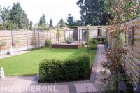 Houten pergola boven gazon