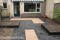 Aanleggen achtertuin met bestrating en plantenbakken