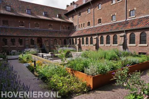 Binnentuin met terras in zitkuil en borders van cortenstaal 2